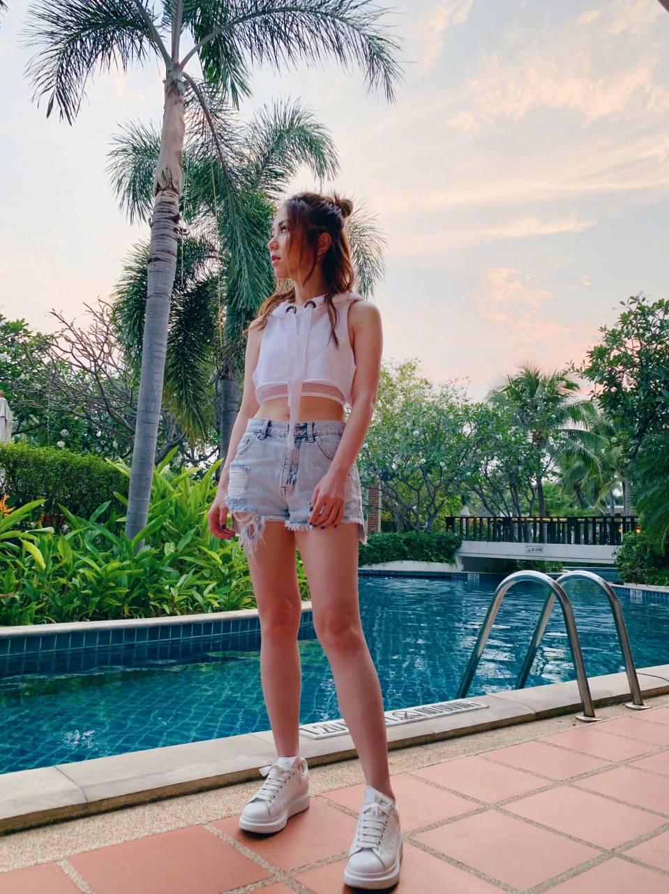 邓紫棋#邓紫棋的腰围体重首次大公开,腰围不到58寸,体重才44.