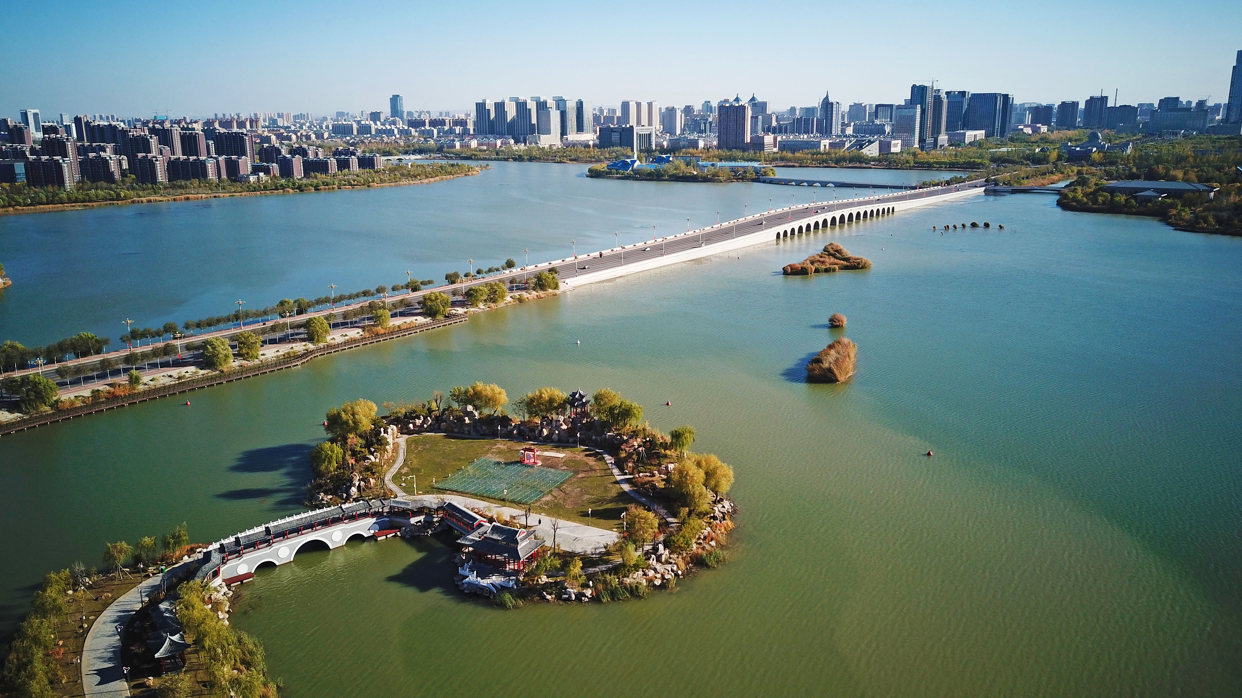 寧夏銀川市閱海公園秋景(10月22日無人機拍攝).