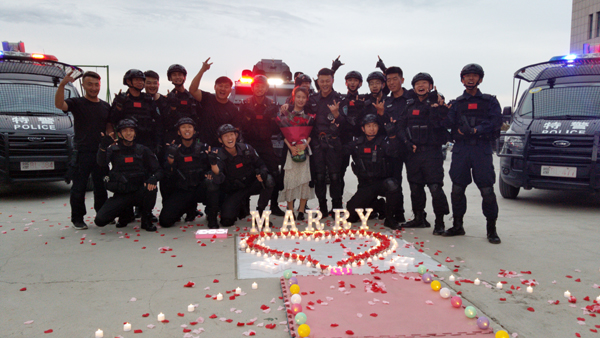 新疆博乐:特警浪漫求婚 战友神助攻