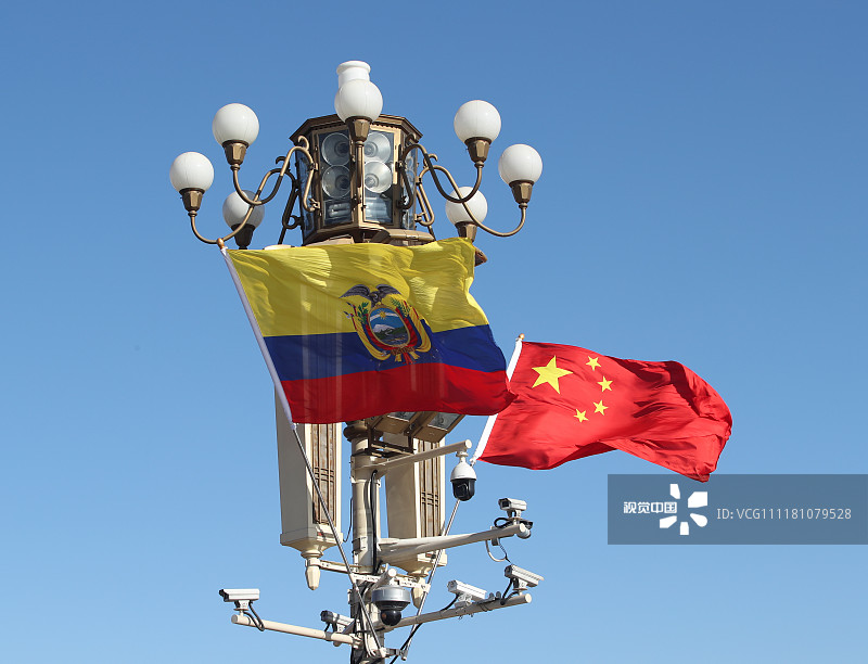 2018年12月11日,北京天安门广场悬挂中国和厄瓜多尔国旗,欢迎厄瓜多尔