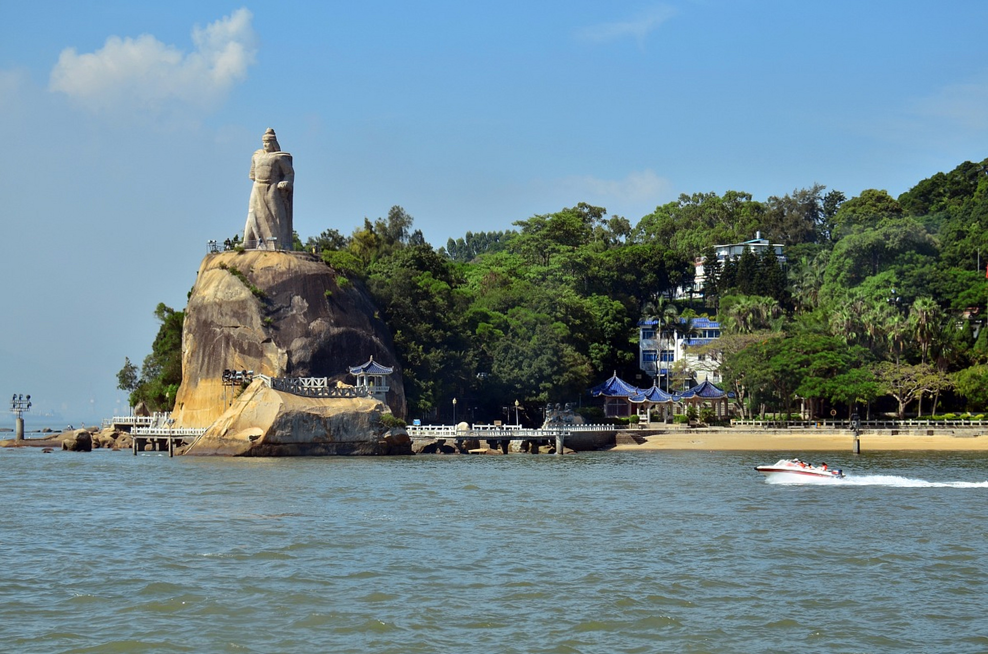 摘要: 鼓浪屿是国家5a级旅游景区,融合了东西方建筑艺术,音乐文化和