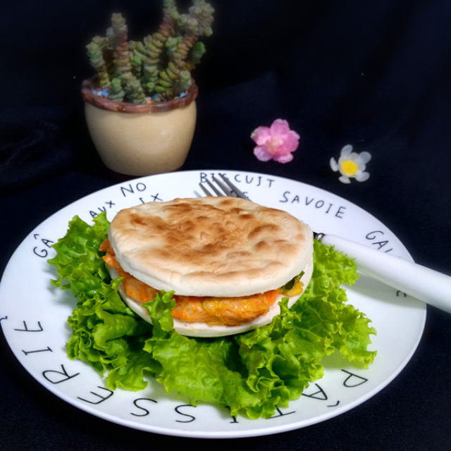 一次吃过瘾,再也不用去肯德基排队了,奥尔良鸡肉夹馍