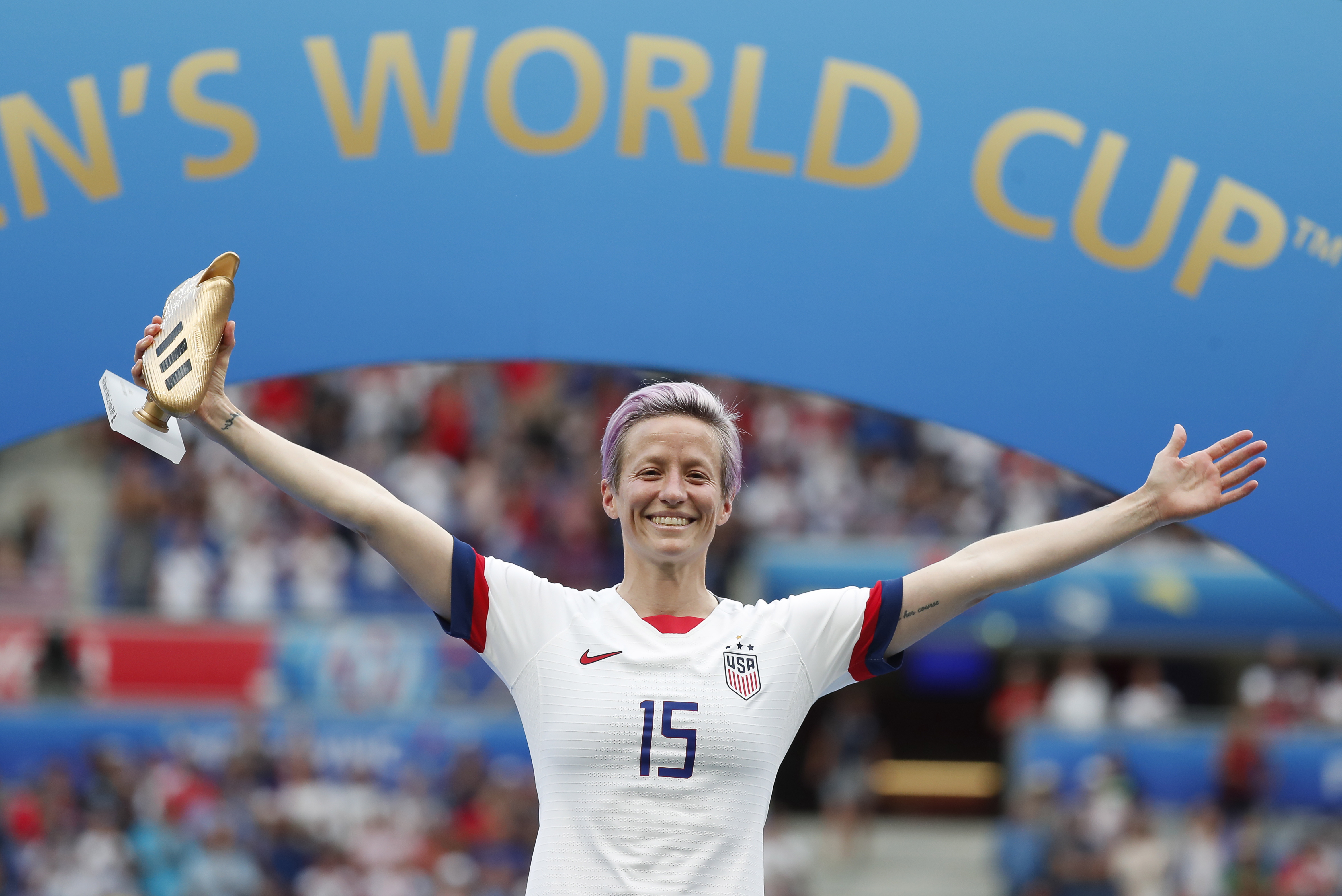 当日,在法国里昂进行的2019女足世界杯决赛中,美国队以2比0战胜