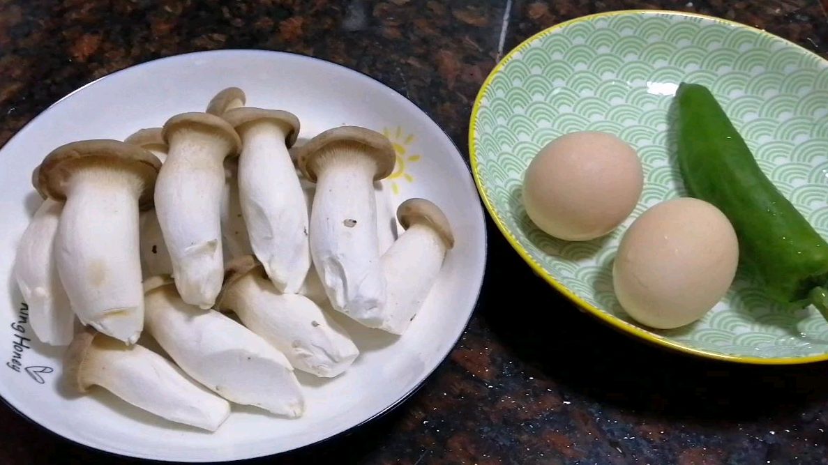 这一道家常菜小炒菜,简单快捷,口感鲜嫩营养丰富,5分钟就能做好