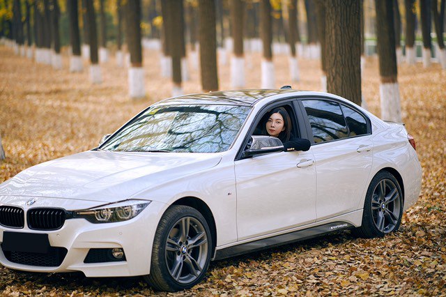 女司机驾驶bmw也是很好看的,女神开车别有一番滋味