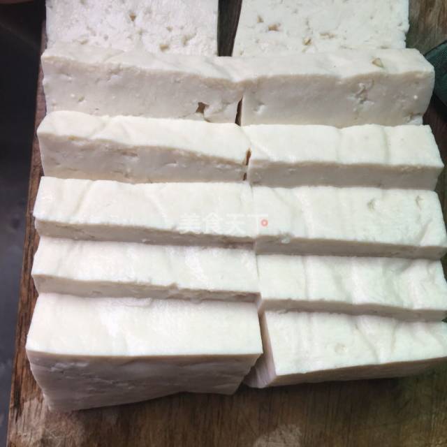 第2步,豆腐切成块,不要切的太薄,太薄了炖的时候容易碎