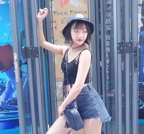 但是路人镜头下的代古拉k,秒变小短腿,而且这么黑,不过小姐姐的笑容