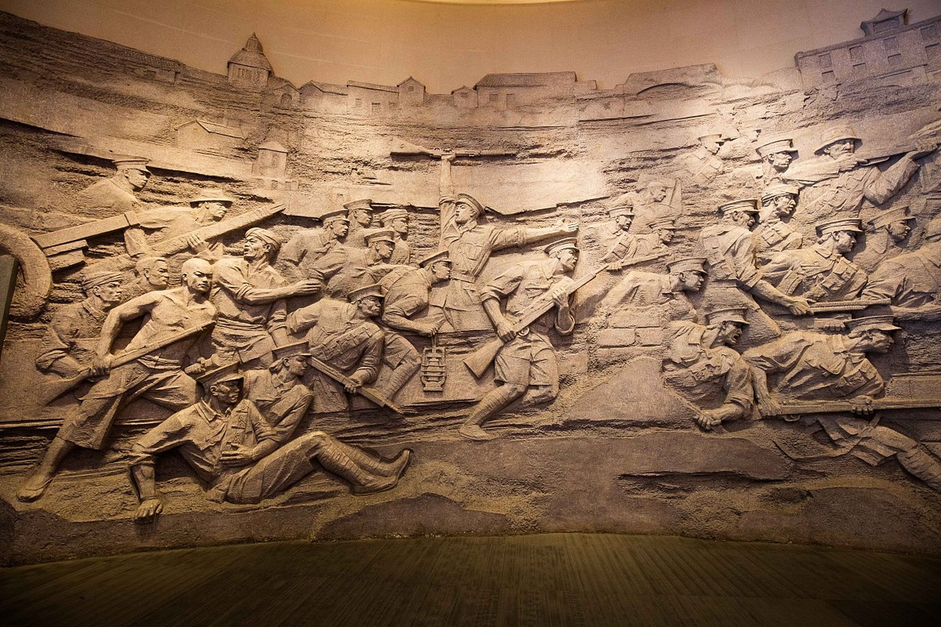 武昌起义的导火线是四川的保路运动,清政府为镇压革命活动,将铁路收归