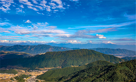 山有山的沉稳厚重,一年四季却能以不同的色彩风光展示山的美丽.