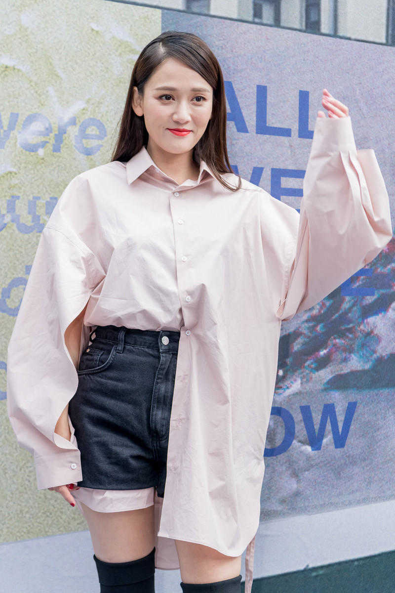 陈乔恩恋爱后越来越漂亮了!长款衬衫叠穿短裤个性洋气,减龄俏皮