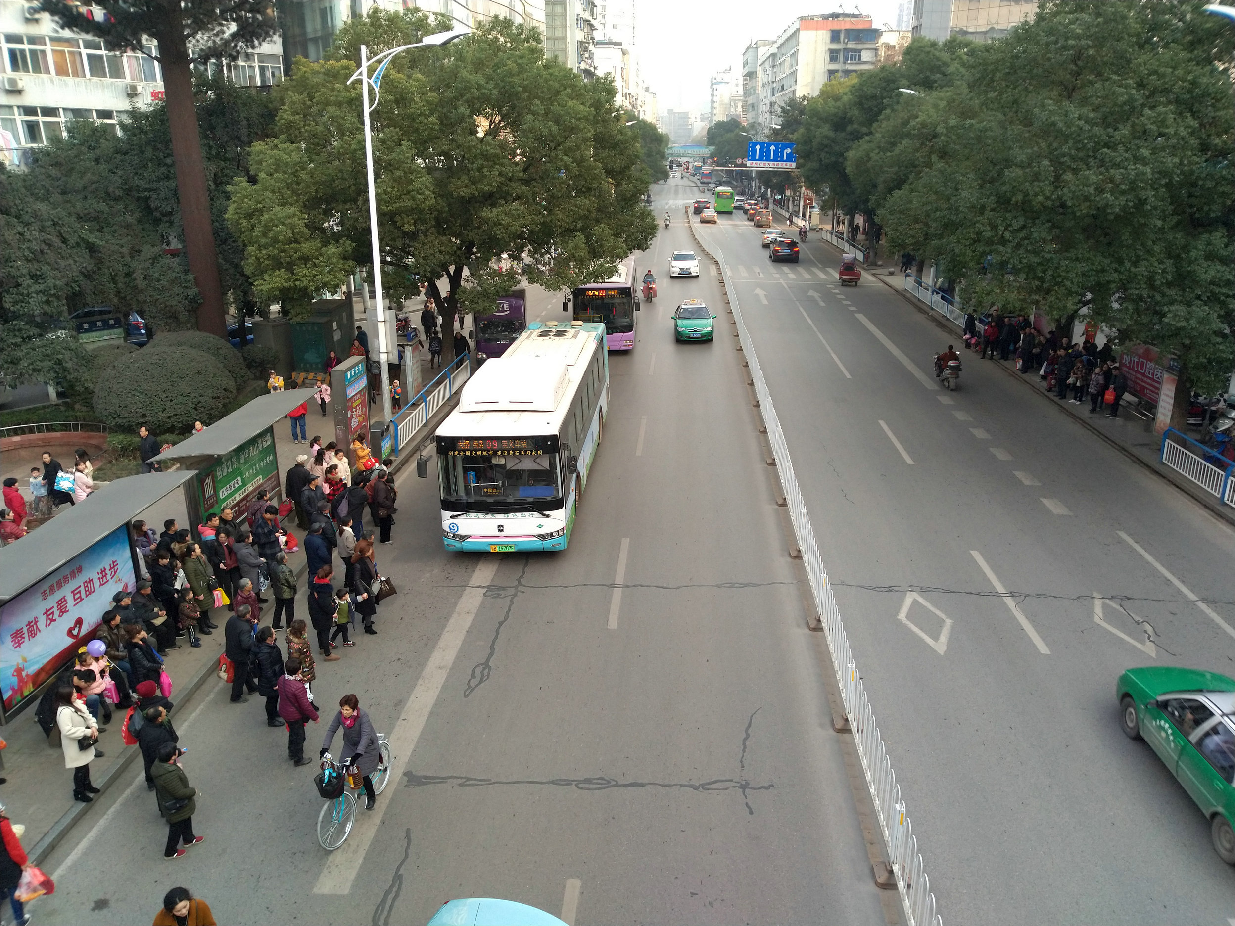 湖北黄石老年人新聚点 公交车站几乎都是老人 往日冷清如今热闹