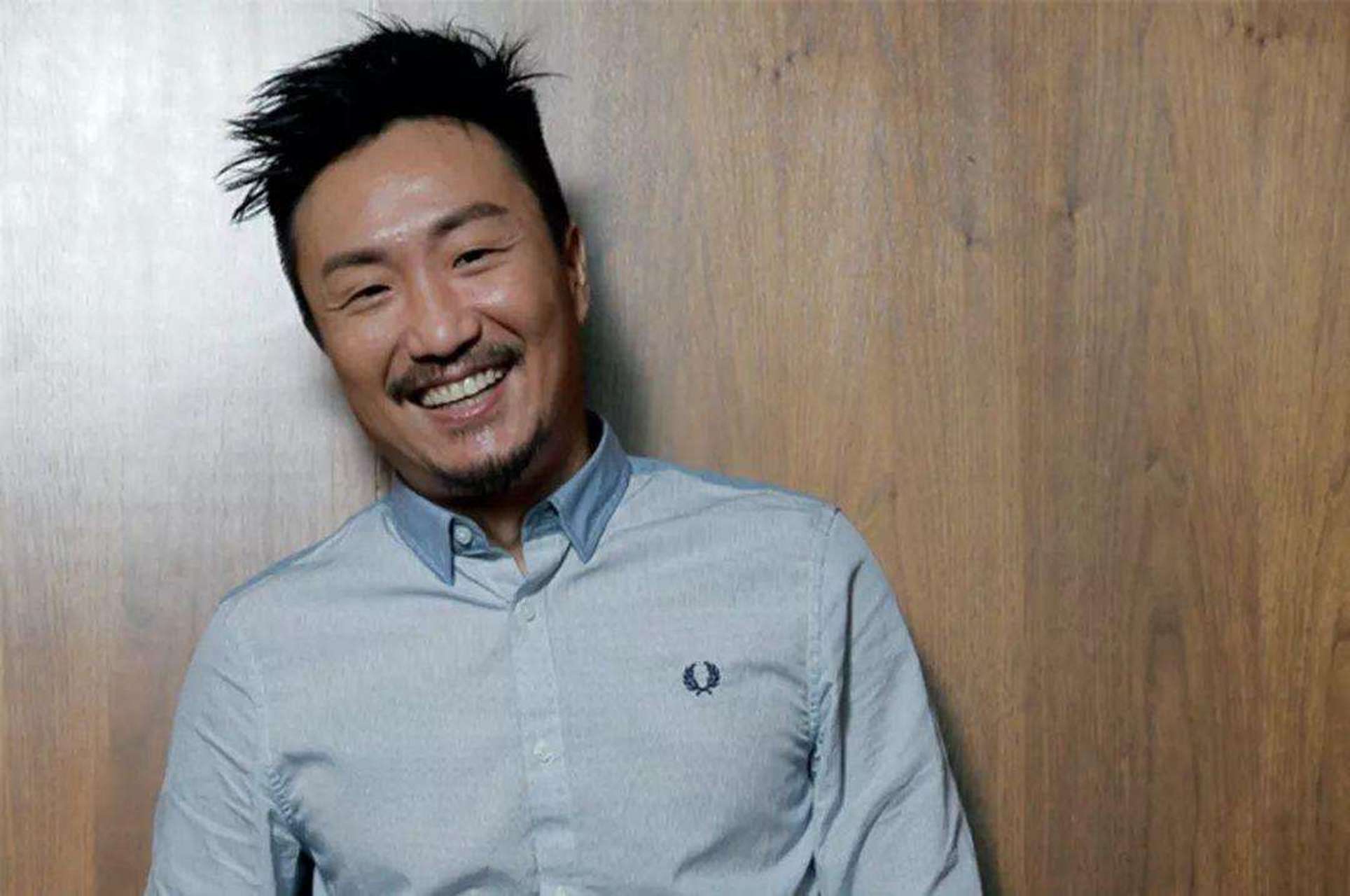 人类奇葩行为大赏#香港艺人郑中基,非常喜欢摄影,也爱找美女拍摄鹊沣