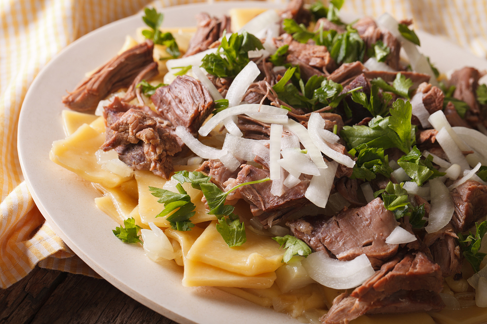 河北特色美食-牛肉罩饼 牛肉罩饼,也被称为牛肉烙饼或牛肉煎饼,是河北
