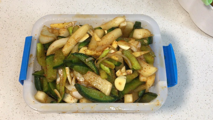 家里剩萝卜可以这样做,腌成萝卜干。下饭好吃又省钱!