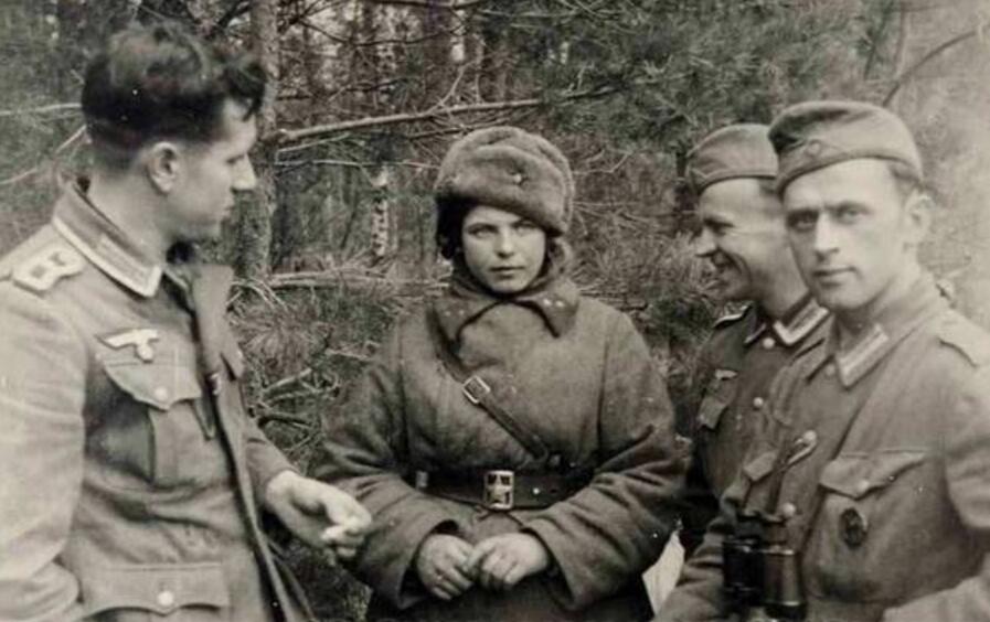 二战被俘苏军女战士,图3女兵淡定面对镜头,图6女兵走路带风!