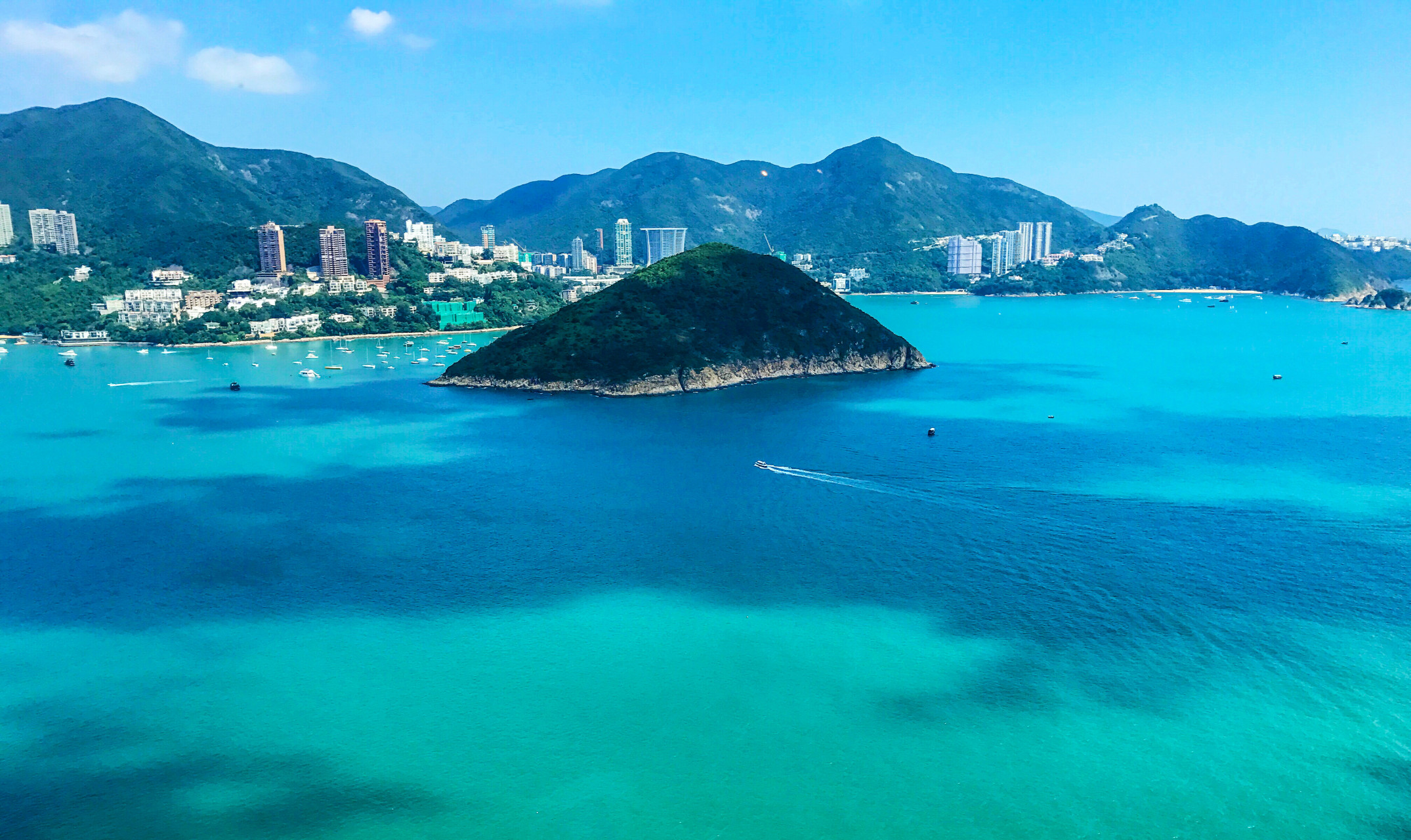 香港海洋公園當地公園很大,一些遊樂設施推薦選擇遊玩,個人覺得是先