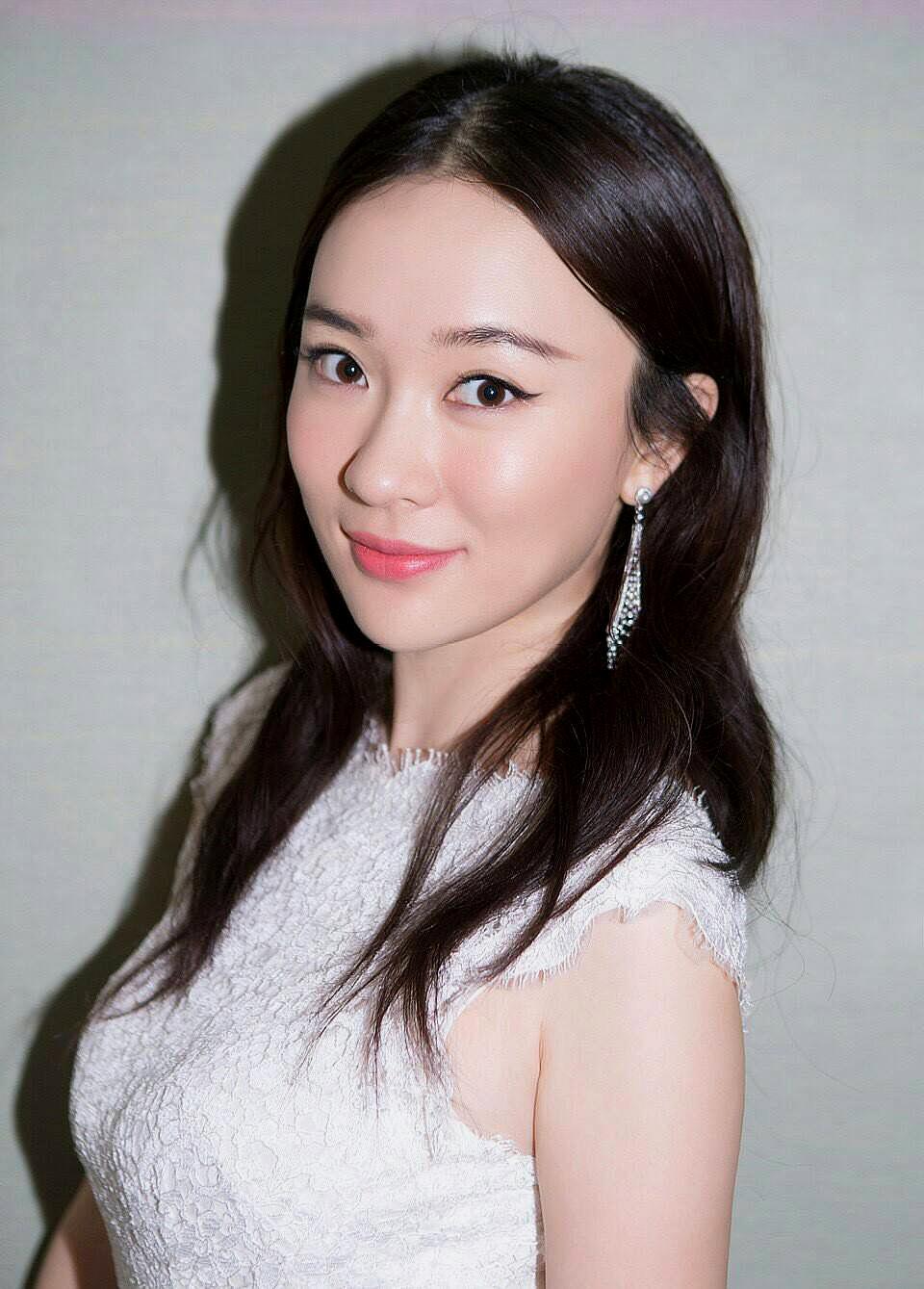 38岁霍思燕太少女,连衣裙配发带美若大学生,"11号腿"超抢镜