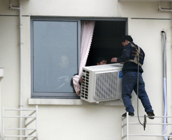 6张空调安装工人现场施工图,换你你敢做这个工作吗?