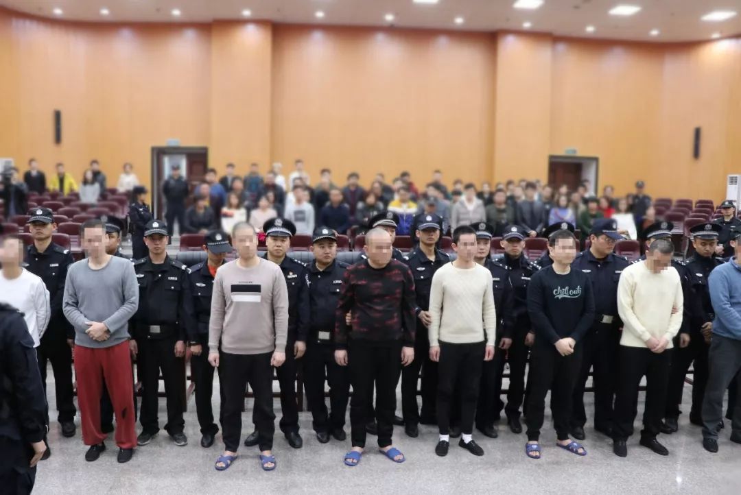 安溪一公职人员太大胆!把警务通送给"黑老大",查了2万