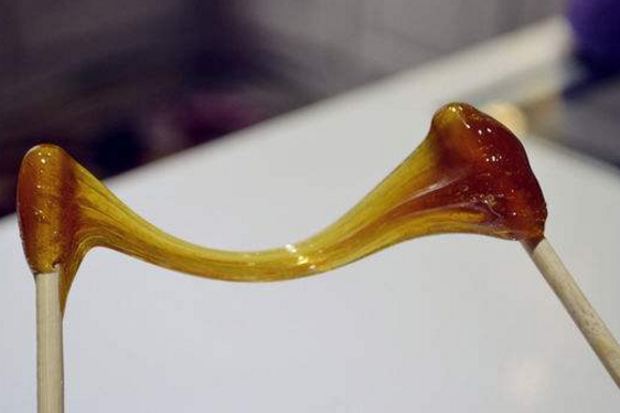 七旬老人卖缠蜜,市民表示买的不是缠蜜,是儿时的回忆 你咋看?