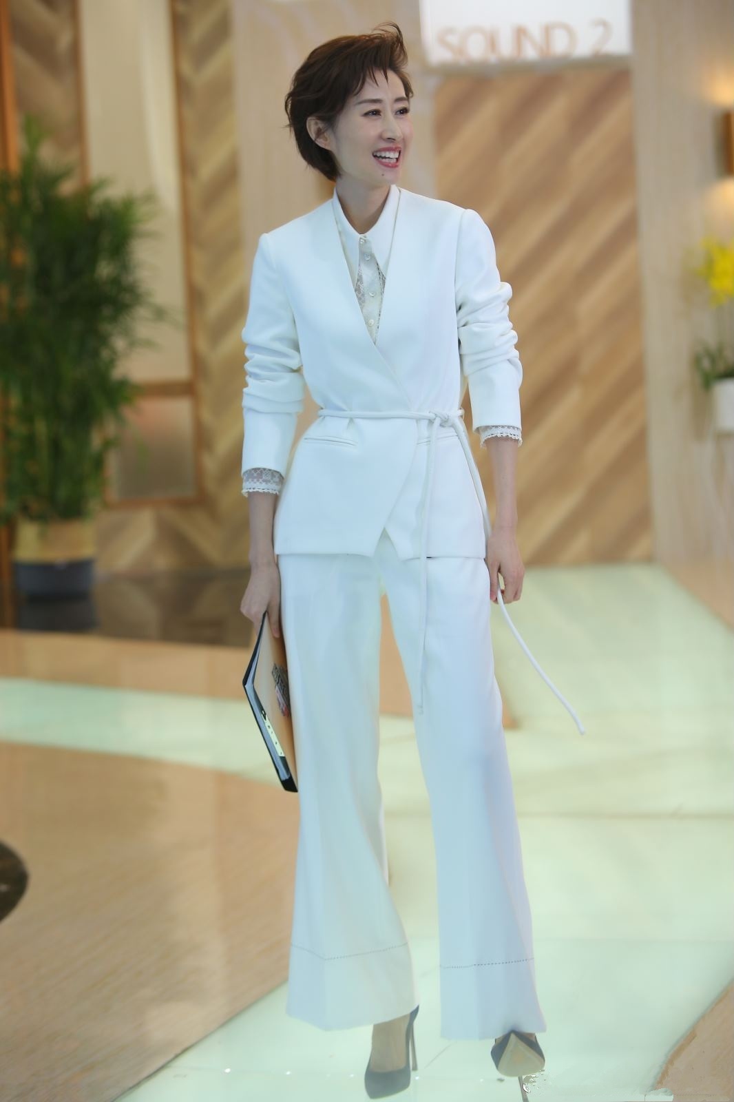 6位女星穿白西装,小kk超性感杨颖优雅大气,43岁的她美的最高级