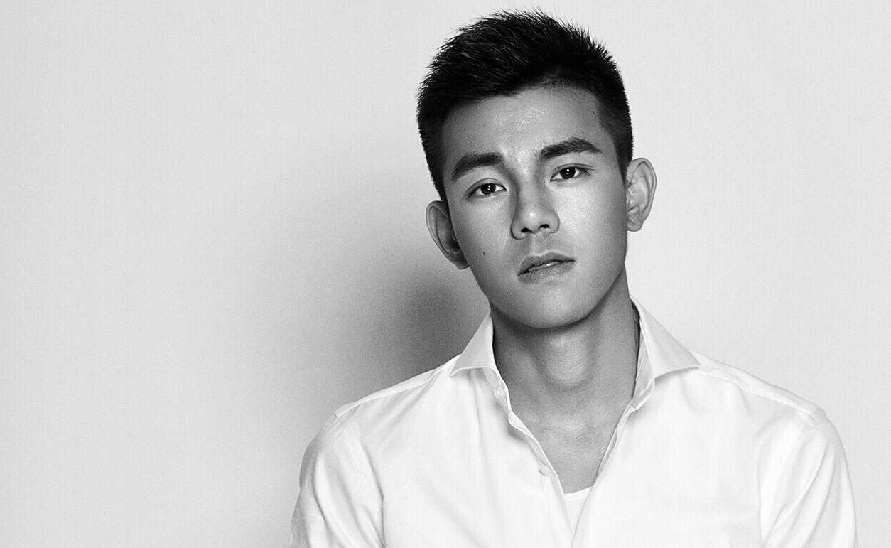 李德龙饰演的是林家的大少爷林启凯,是天樱的哥哥,性格宽厚,很有责任