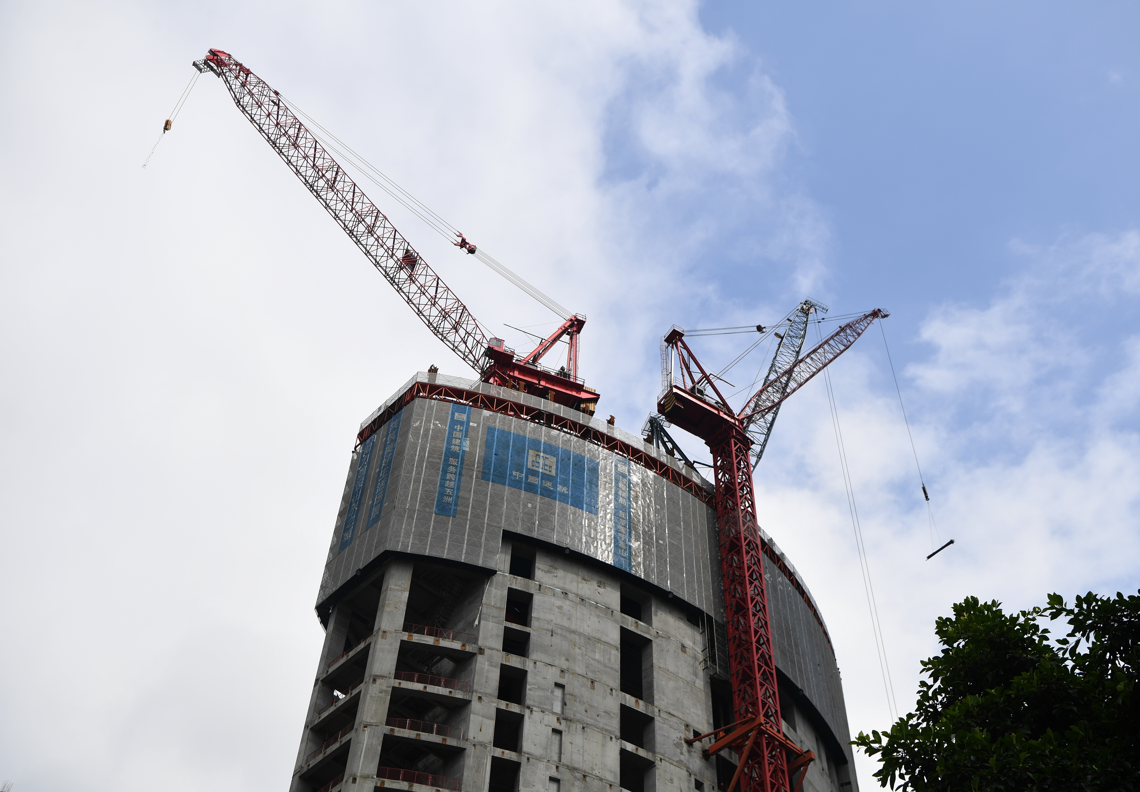 新华社照片,重庆,2019年6月6日    重庆在建第一高楼施工忙    6月5日