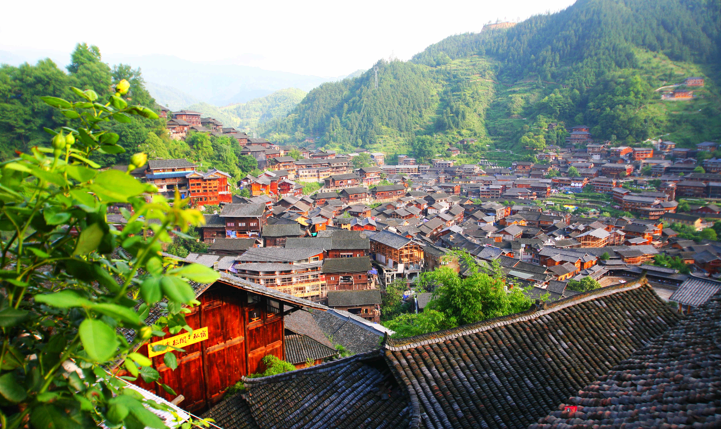贵州西江千户苗寨:初夏,有阳光时的风景