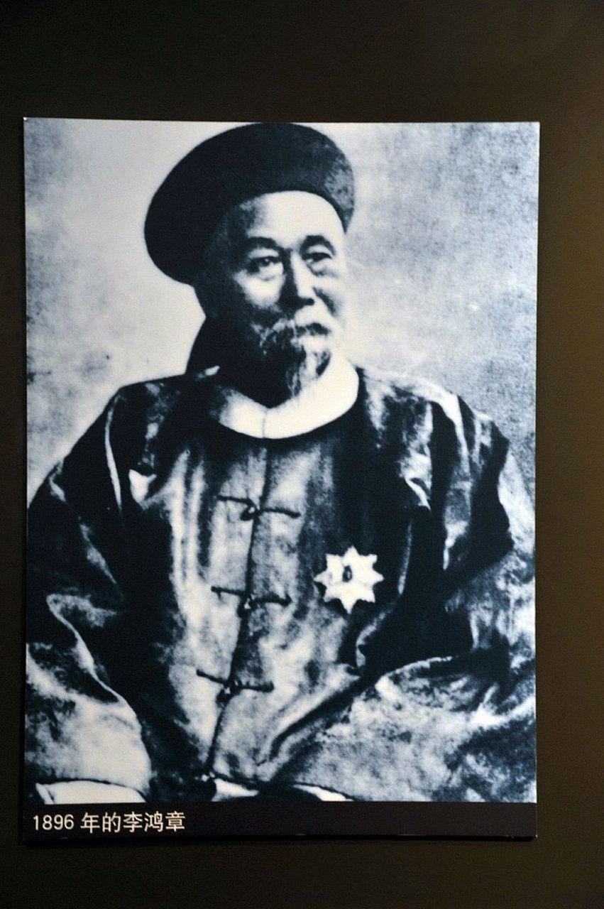 晚清大臣李鸿章在日本被刺,日本天皇不干了 李鸿章是晚清时期最重要的