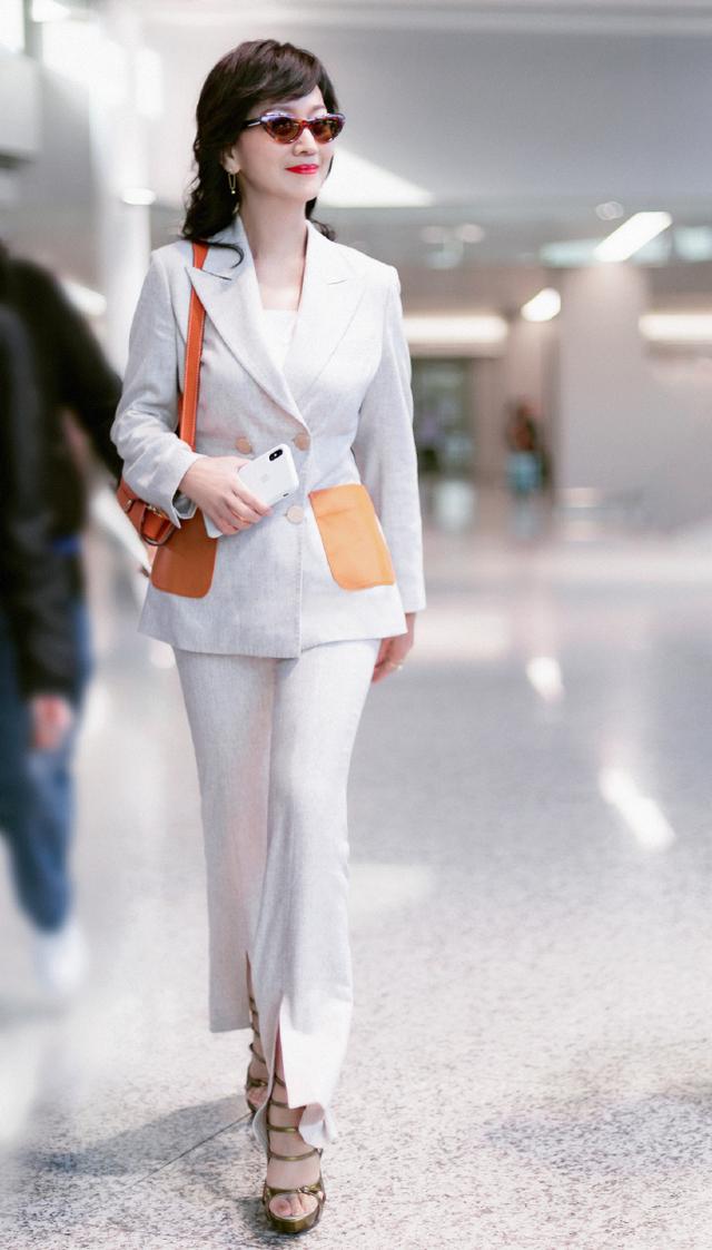 65岁赵雅芝太拼了!2980西装配长靴玩下衣失踪,11400红包更抢镜