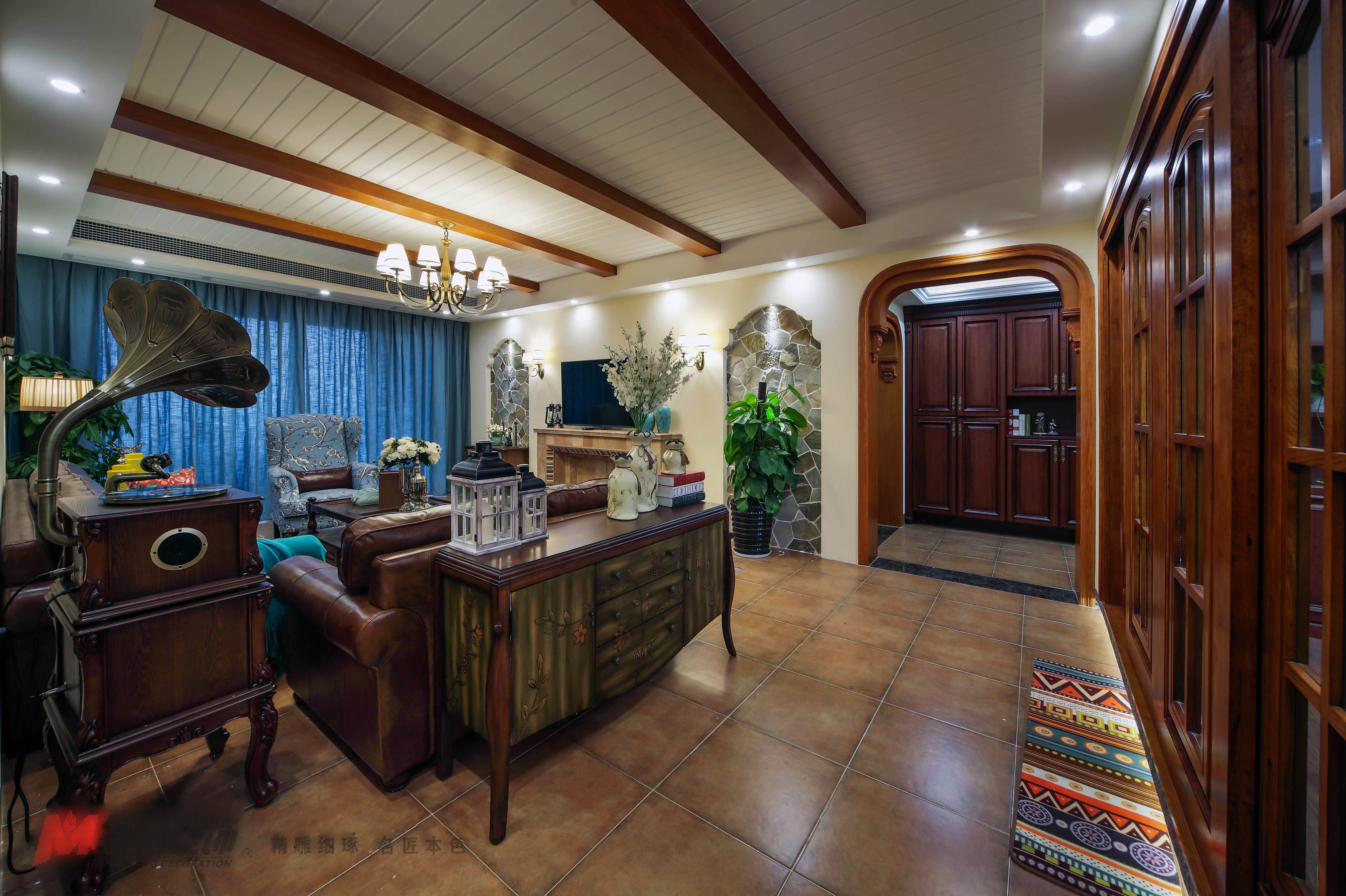 美国人喜欢有历史感的东西,这不仅反映在软装摆件上对仿古艺术品的