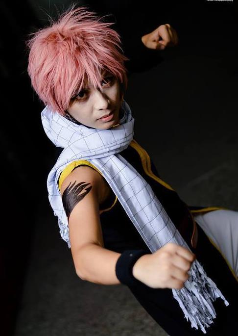 妖精的尾巴cos,网友:警察叔叔快来,这个有纹身格雷拿着武器!