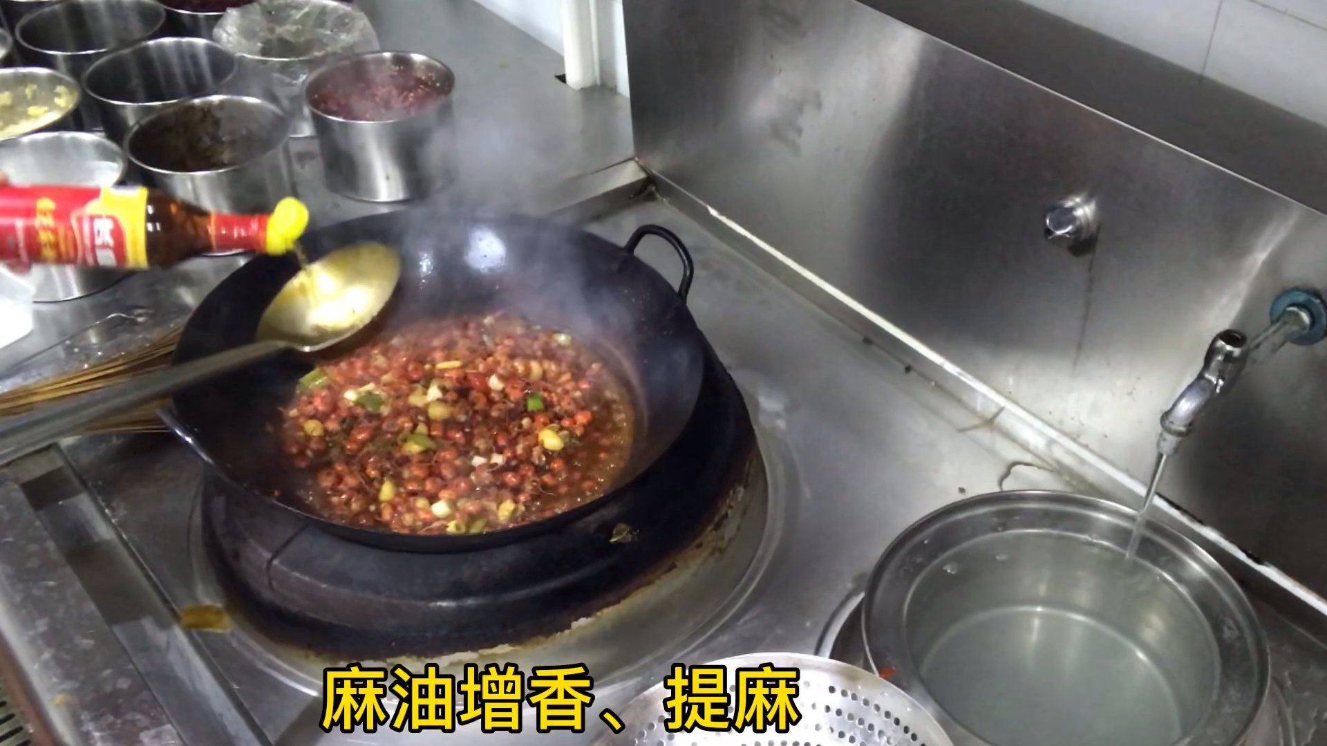 酒店大厨教你夏季排挡最火“干锅虾球”的做法,肉质鲜嫩,入味