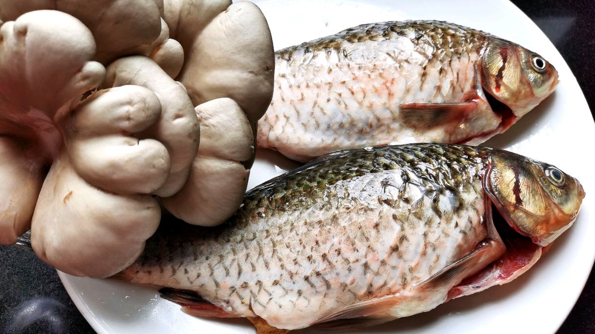 鲜蘑鲫鱼汤补虚一绝,汤色奶白不腥气,尤其适合产妇和术后补益