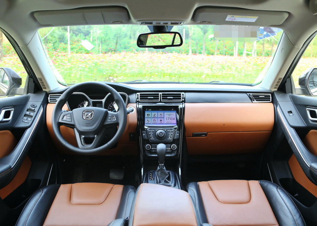 座椅包裹性很好,这款江铃汽车-驭胜s330,个性十足,内饰简约