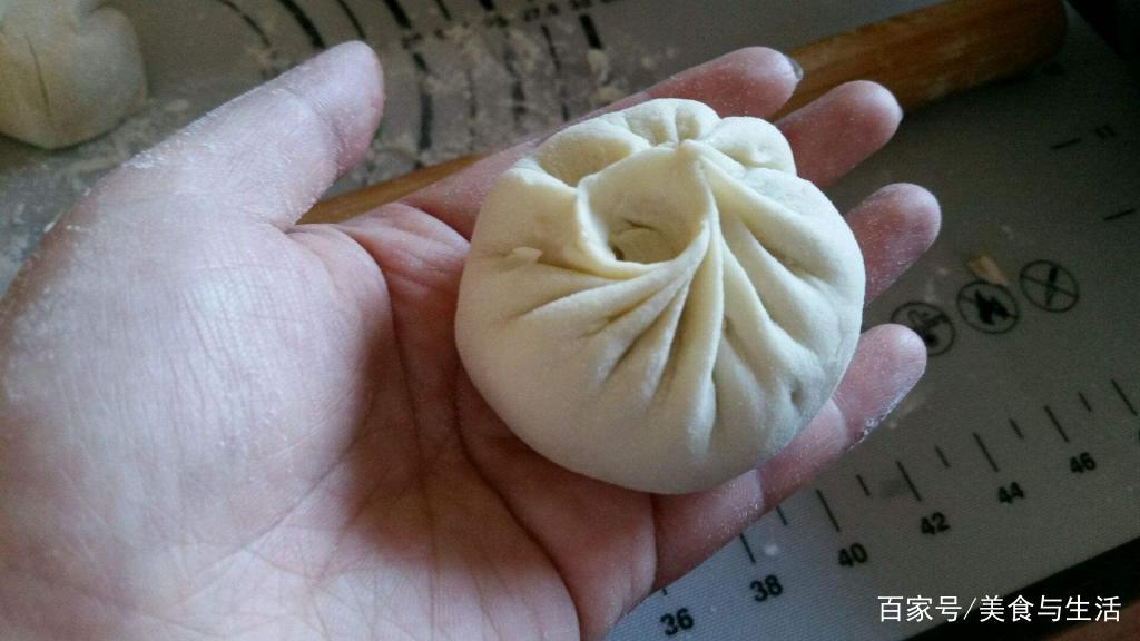 蒸包子容易死面?老妈一招就搞定,包子松软好吃,不回缩 蒸包子容易死面?老妈一招就搞定,包子松软好吃,不回缩