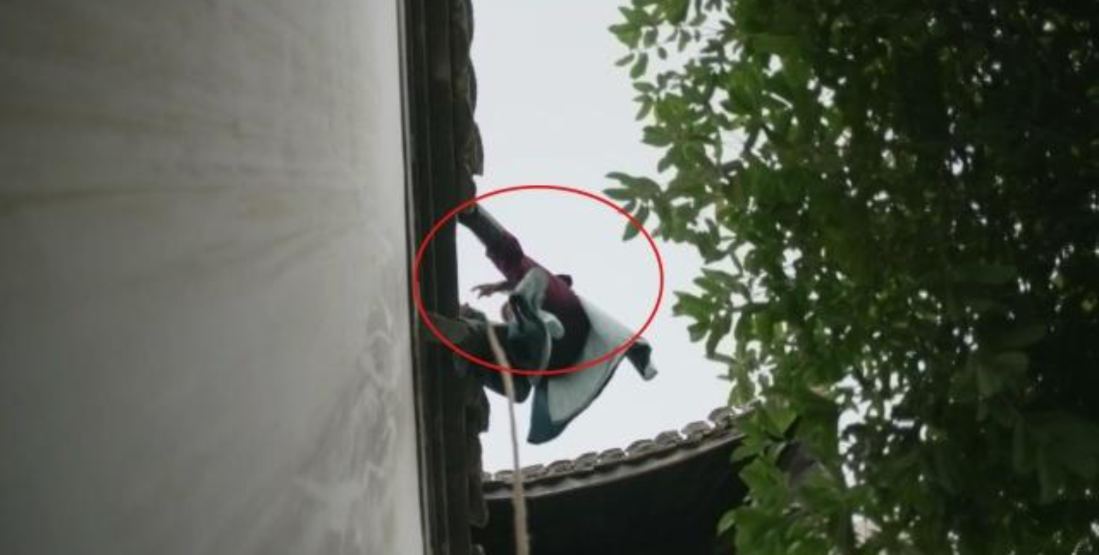 《知否》五大穿帮镜头,顾二叔祭拜姿势也被槽,这届网友太有文化