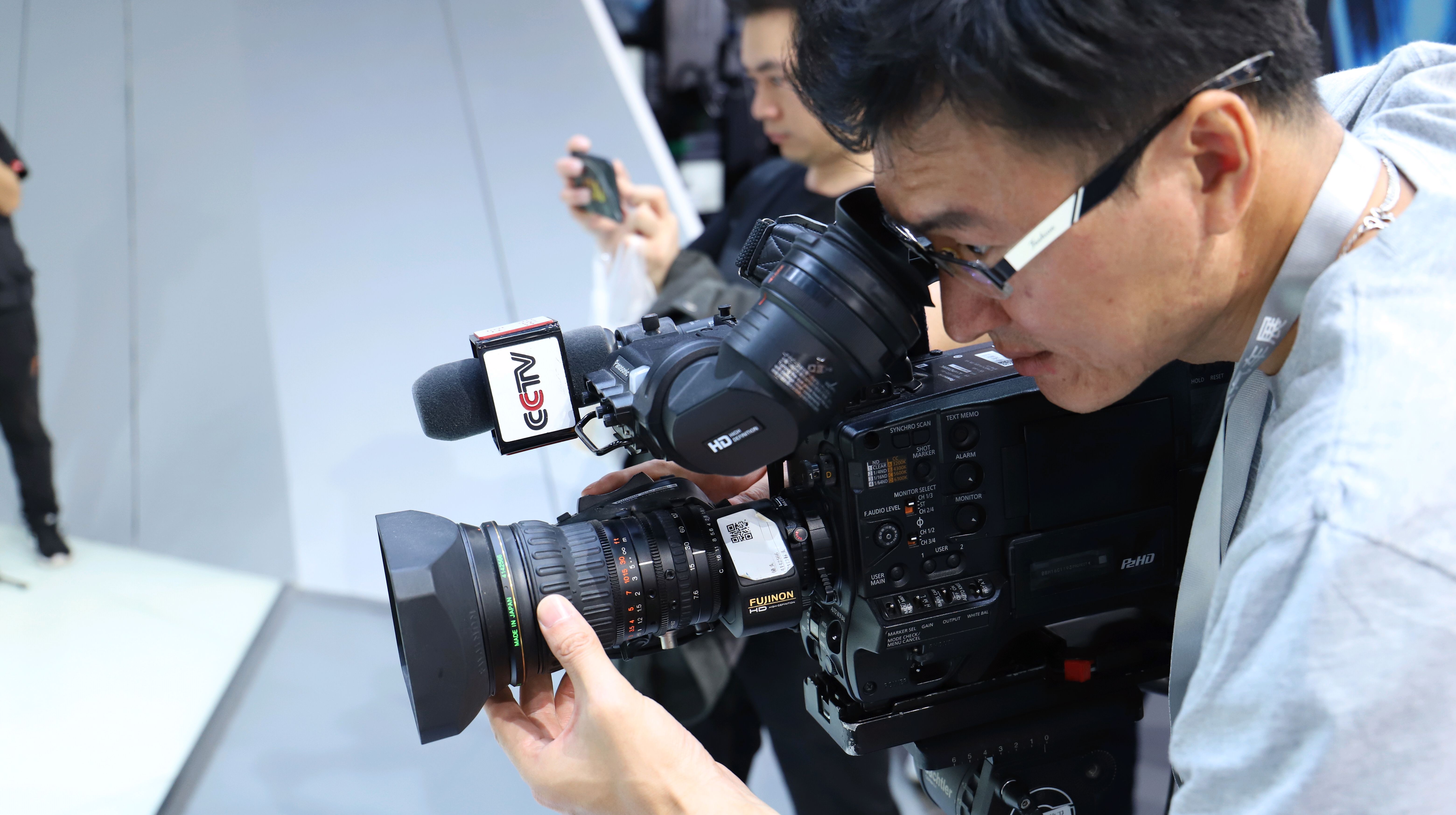 cctv海外频道记者在车展现场采访