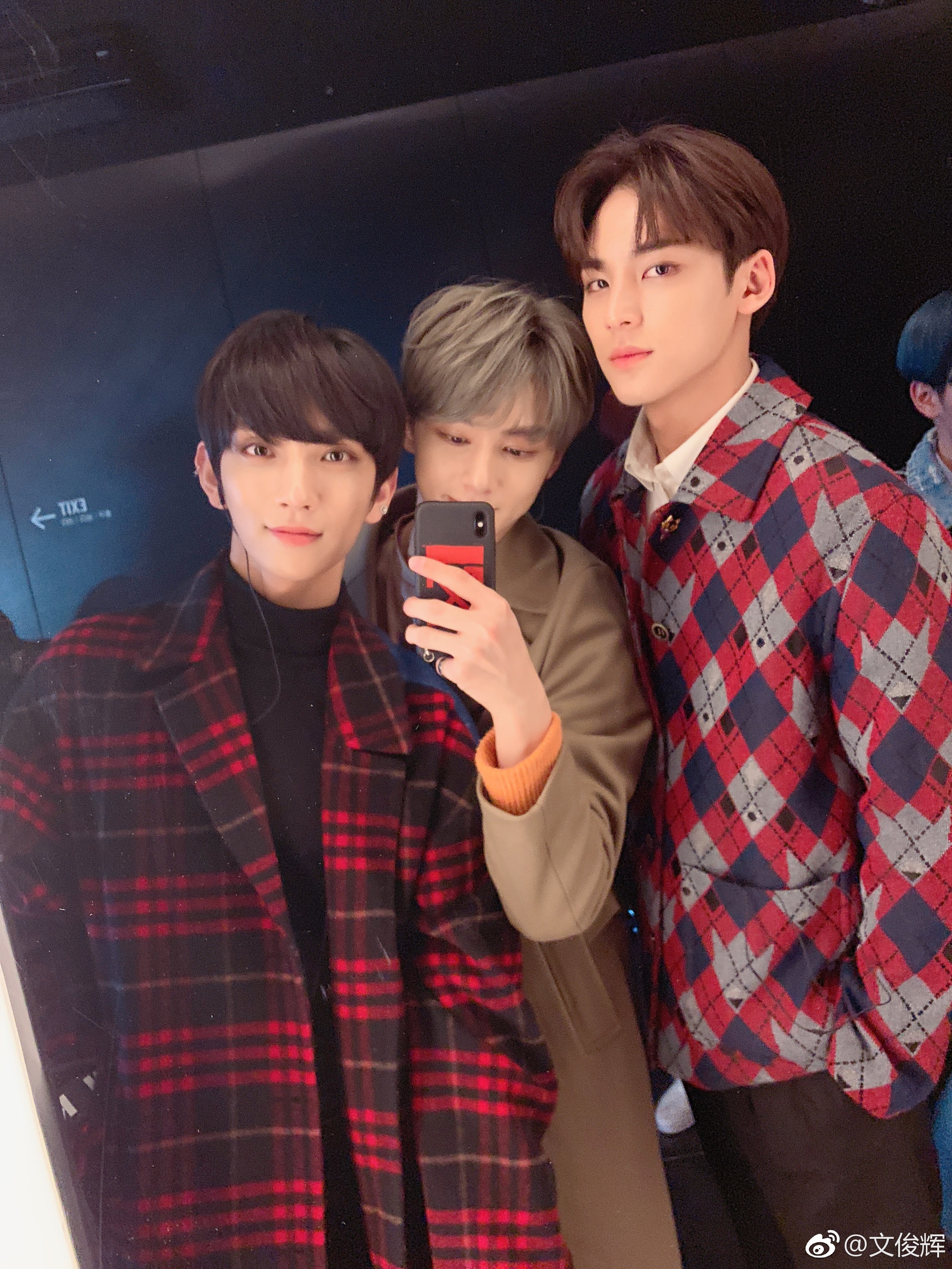 不同寻常的闪耀美貌 三个小帅哥放在一起就是养眼