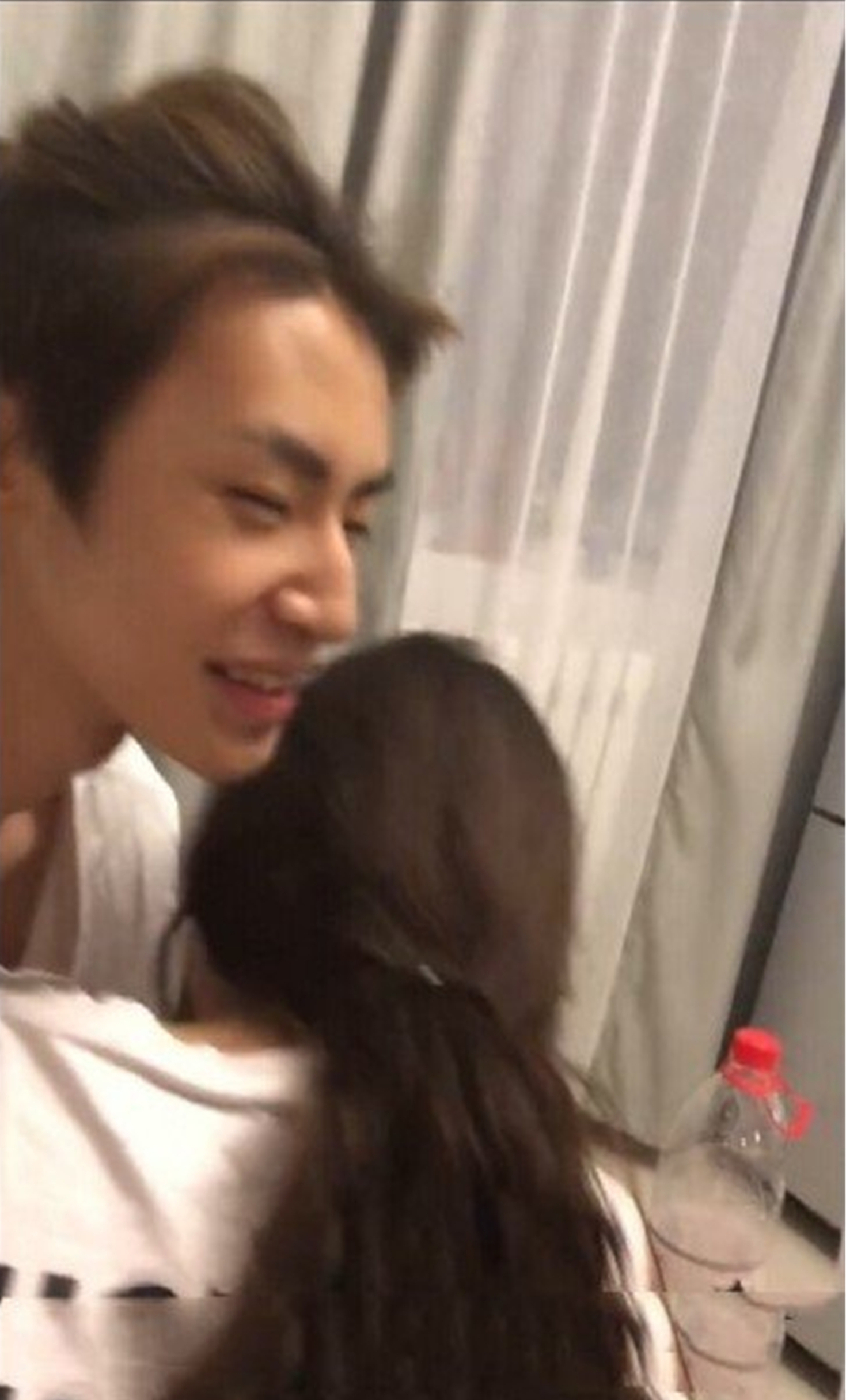 和女友恋情确认?小鬼吻照疯传,公司被迫公开王琳凯感情状况!