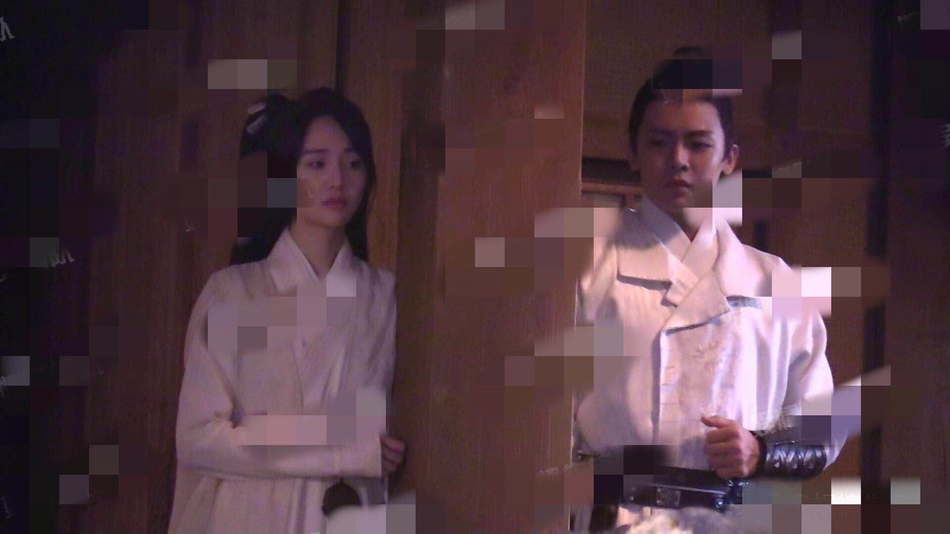 由郑爽和侯明昊主演的《新倩女幽魂》近日曝光路透照.