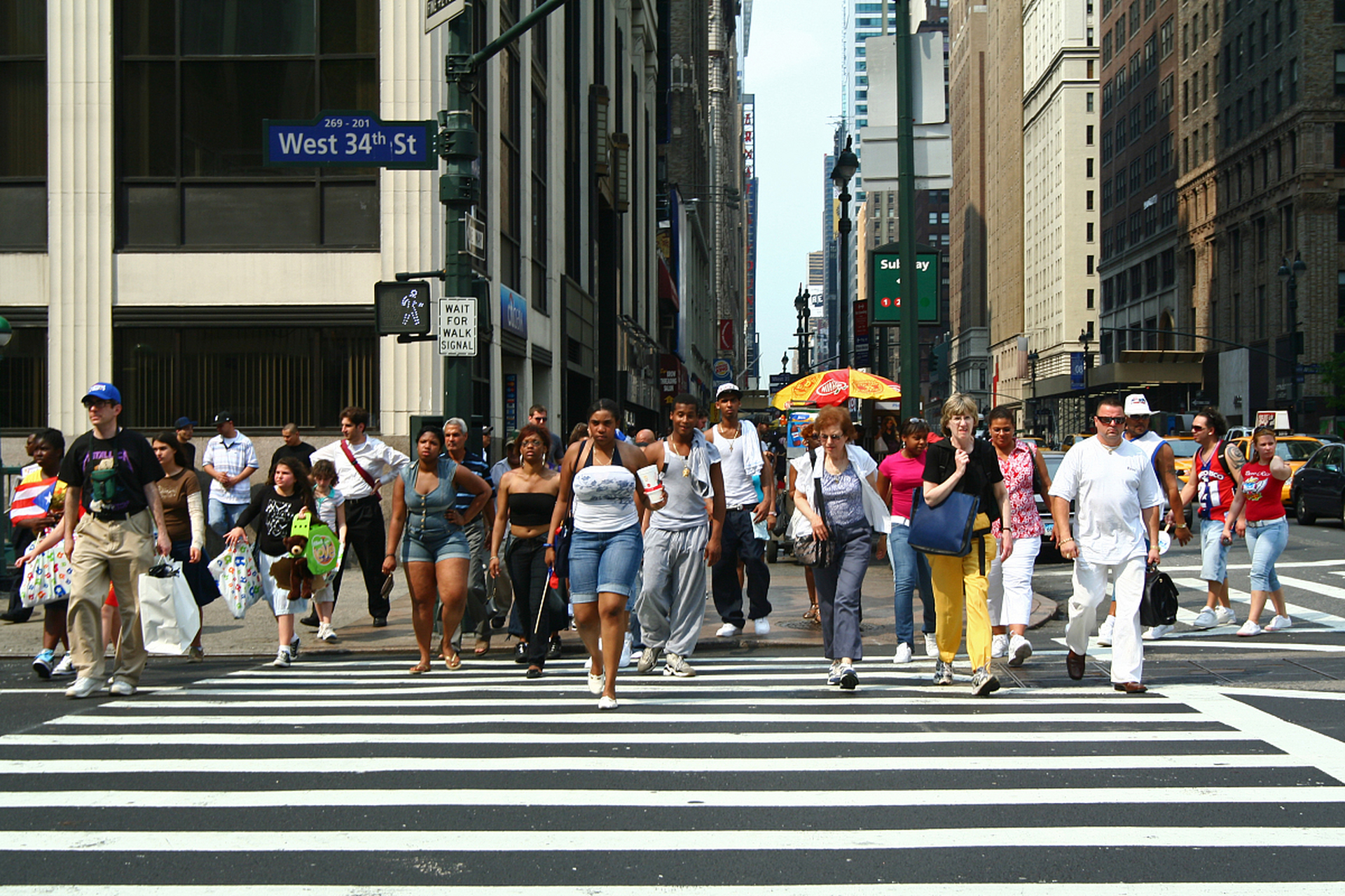 与一美国人聊天,聊起美国枪击案频发,"零元购"肆虐的事情