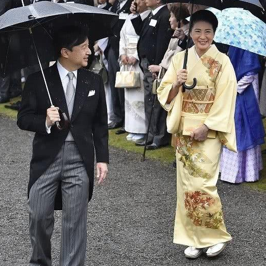 德仁皇太子再爱雅子妃能怎样,他也不能像查尔斯样,与她并肩同行