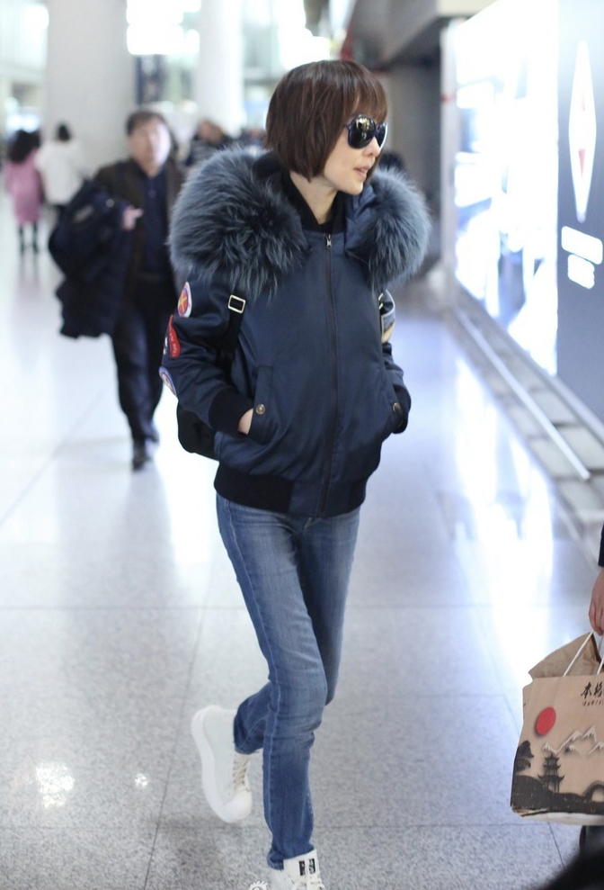 主持人鲁豫现身机场 鲁豫身穿羽绒服御寒,素颜亮相,四肢纤细