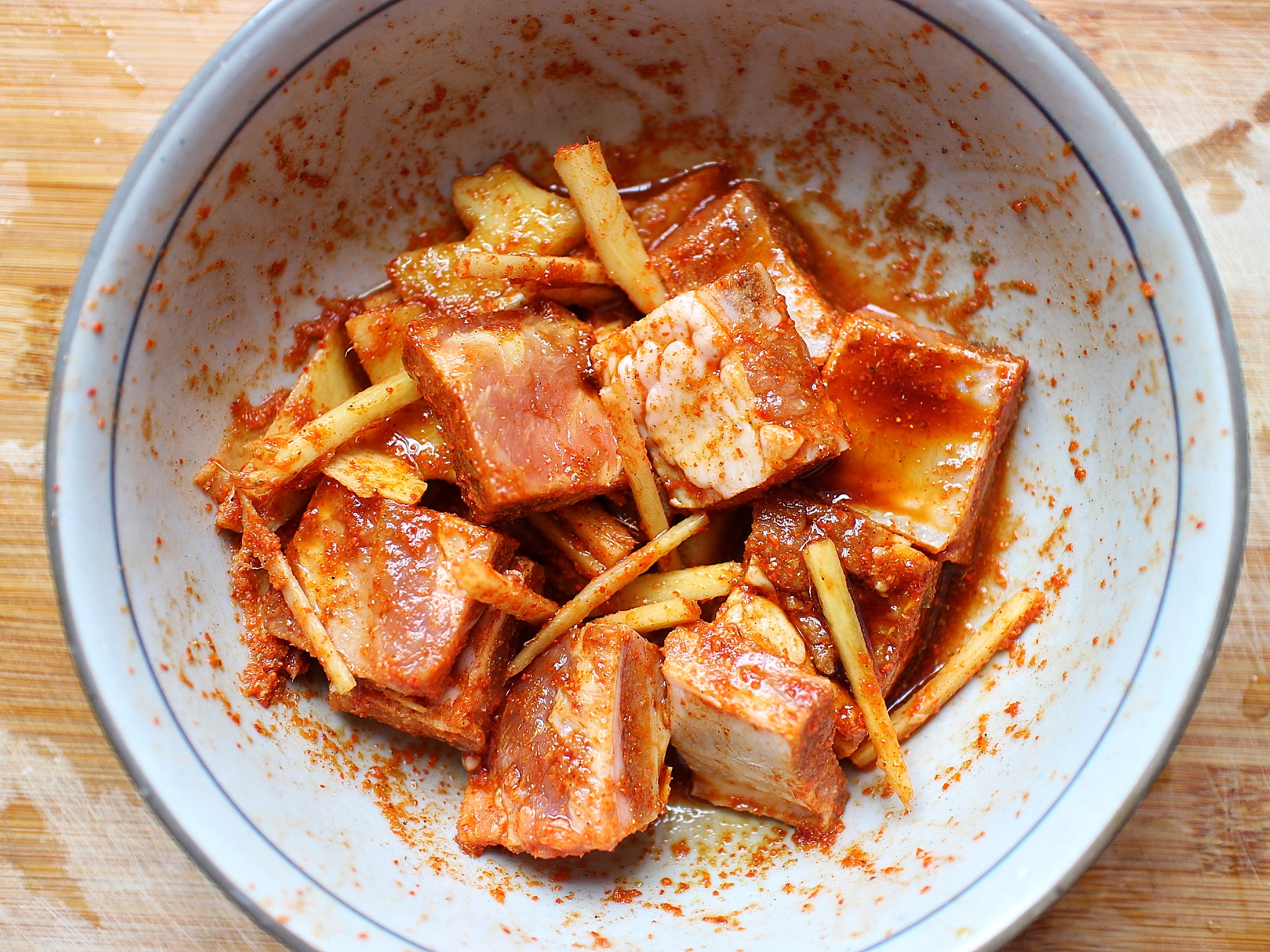 3,腌制好的排骨,我们把它放到面包糠里滚上一圈,让它沾满面包糠