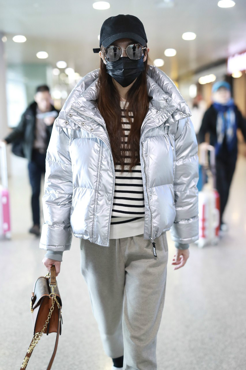 唐嫣戴棒球帽穿银色羽绒服现身机场,戴墨镜和口罩遮捂好严实