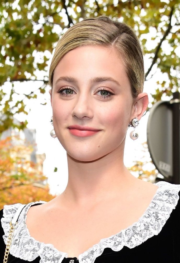 丽丽·莱因哈特甜美现身观秀,一袭小香风的穿搭,让人眼前一亮