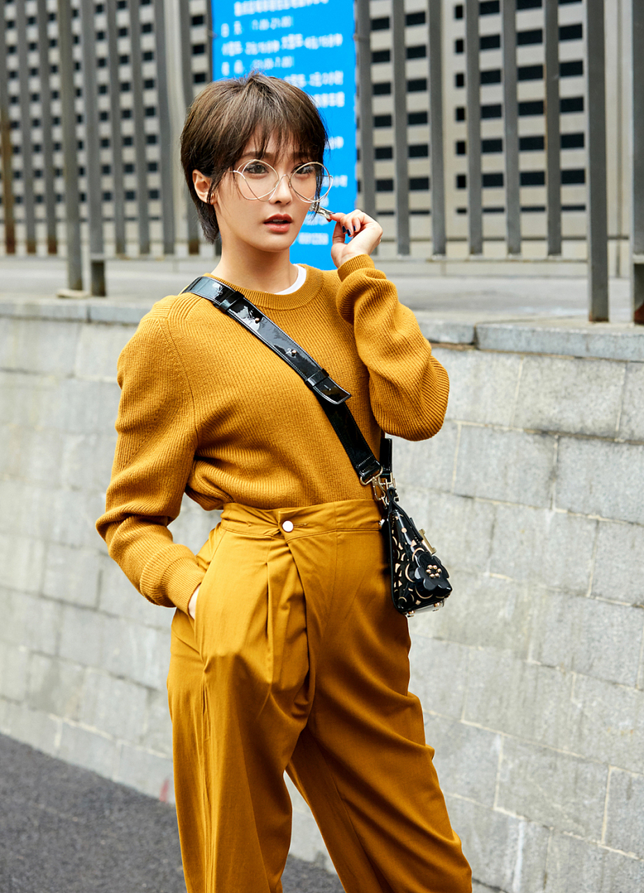 陈冰说:"我的脚是33码半."  众人大惊:"什么?