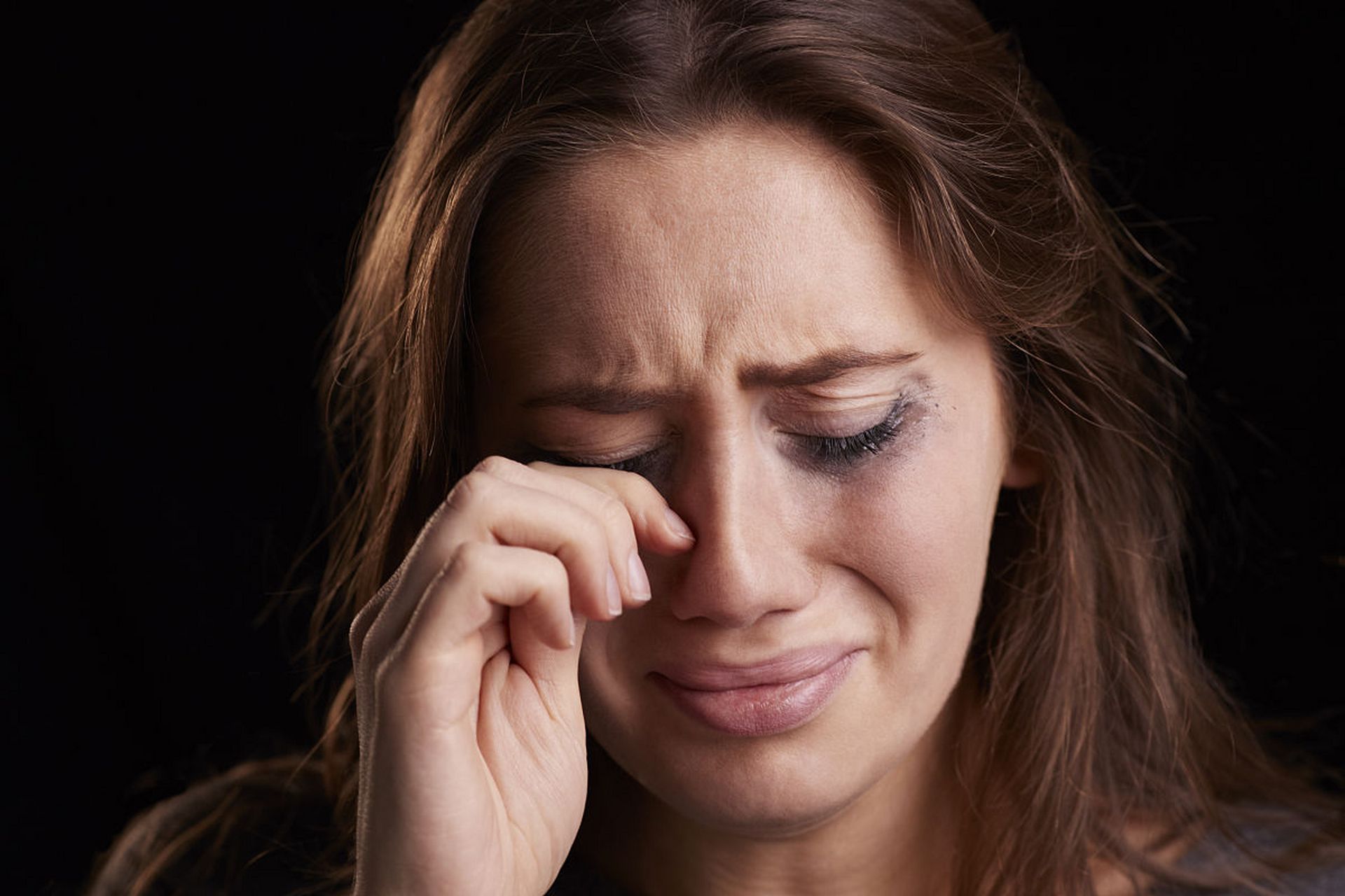 当某种痛苦降临的时候,妇女往往容易发泄自己的情感,泪水涟涟甚至嚎啕