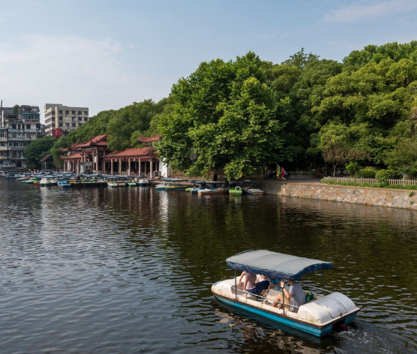 南昌的八一公园是较大的公园,分为东湖和西湖,适合休闲的好地方